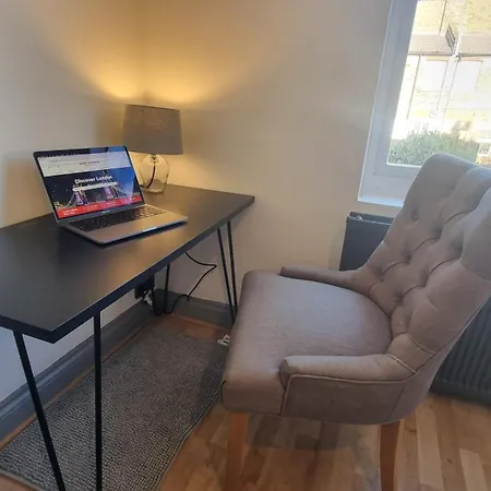 3 Bed With Cinema, F1 Racing Sim, 1 Gb Internet, Bbq, Garden, 20 Mins London, Parking, Ev Port, Metro 5 Mins Walk
