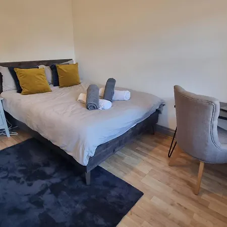 3 Bed With Cinema, F1 Racing Sim, 1 Gb Internet, Bbq, Garden, 20 Mins London, Parking, Ev Port, Metro 5 Mins Walk Appartement *