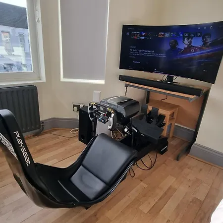 3 Bed With Cinema, F1 Racing Sim, 1 Gb Internet, Bbq, Garden, 20 Mins London, Parking, Ev Port, Metro 5 Mins Walk Appartement