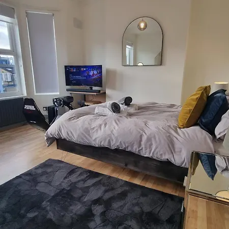 3 Bed With Cinema, F1 Racing Sim, 1 Gb Internet, Bbq, Garden, 20 Mins London, Parking, Ev Port, Metro 5 Mins Walk *