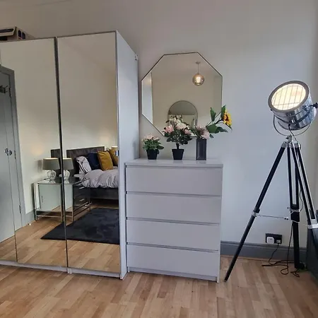 3 Bed With Cinema, F1 Racing Sim, 1 Gb Internet, Bbq, Garden, 20 Mins London, Parking, Ev Port, Metro 5 Mins Walk