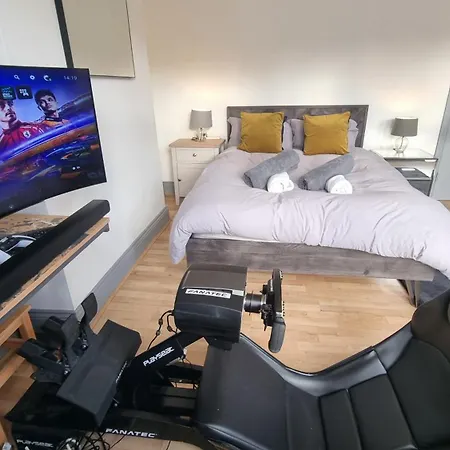 4 Bed With Cinema, F1 Racing Sim, 1 Gb Internet, Bbq, Garden, 20 Mins London, Parking, Ev Port, Metro 5 Mins Walk Holiday home London