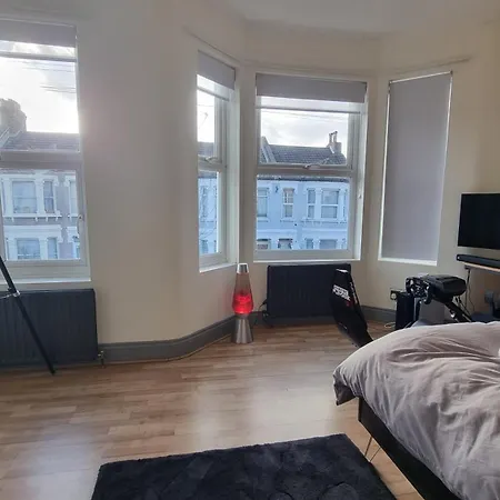 Holiday home 4 Bed With Cinema, F1 Racing Sim, 1 Gb Internet, Bbq, Garden, 20 Mins London, Parking, Ev Port, Metro 5 Mins Walk