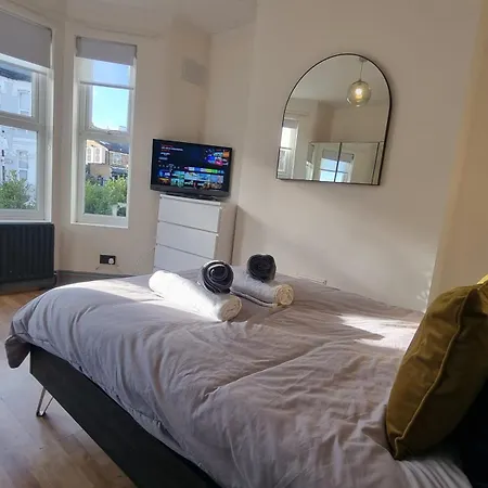 4 Bed With Cinema, F1 Racing Sim, 1 Gb Internet, Bbq, Garden, 20 Mins London, Parking, Ev Port, Metro 5 Mins Walk Holiday home *