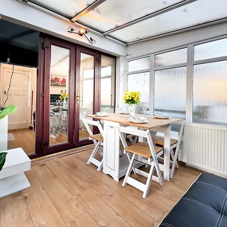 Warland House By Smart Corporate Holiday home *