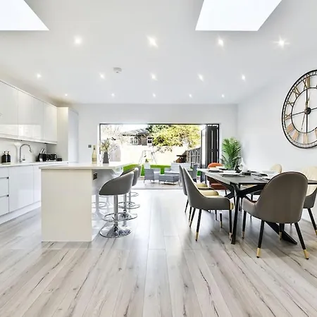 House With Garden Next Wembley Stadium Free Parking