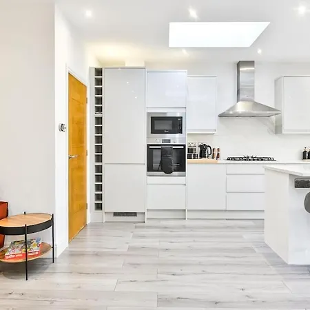 House With Garden Next Wembley Stadium Free Parking