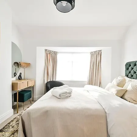 House With Garden Next Wembley Stadium Free Parking London
