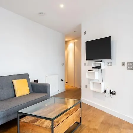 Trendy East Art73 Apartment London