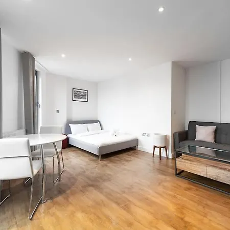 Trendy East Art73 Apartment London