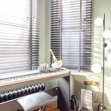 Two Bedroom Flat In Stoke Newington Apartment London
