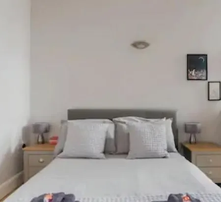 Luxury Retreat 5 Bedrooms With Driveway & Garden Holiday home *