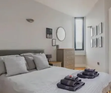 Luxury Retreat 5 Bedrooms With Driveway & Garden Holiday home