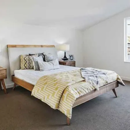 Luxury Retreat 5 Bedrooms With Driveway & Garden *