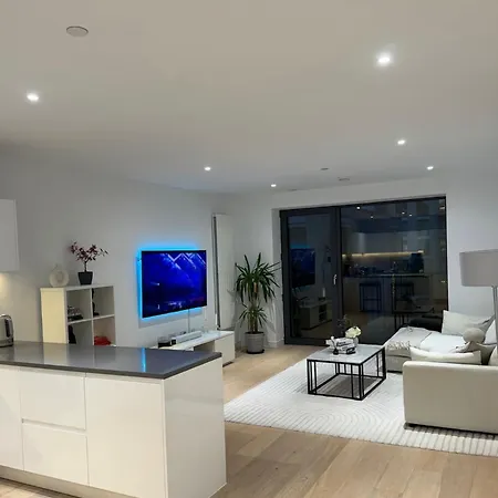 Luxury By Airport Apartment London