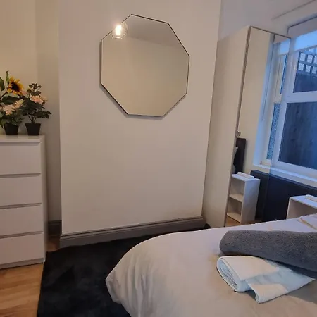 5 Bed With Cinema, F1 Racing Sim, 1 Gb Internet, Bbq, Garden, 20 Mins London, Parking, Ev Port, Metro 5 Mins Walk Apartment