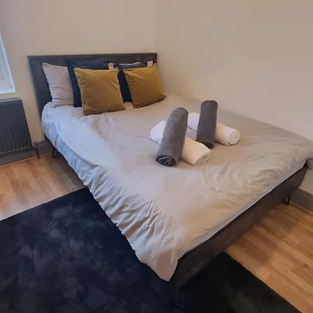 5 Bed With Cinema, F1 Racing Sim, 1 Gb Internet, Bbq, Garden, 20 Mins London, Parking, Ev Port, Metro 5 Mins Walk Apartment *