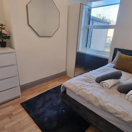 Apartment 5 Bed With Cinema, F1 Racing Sim, 1 Gb Internet, Bbq, Garden, 20 Mins London, Parking, Ev Port, Metro 5 Mins Walk
