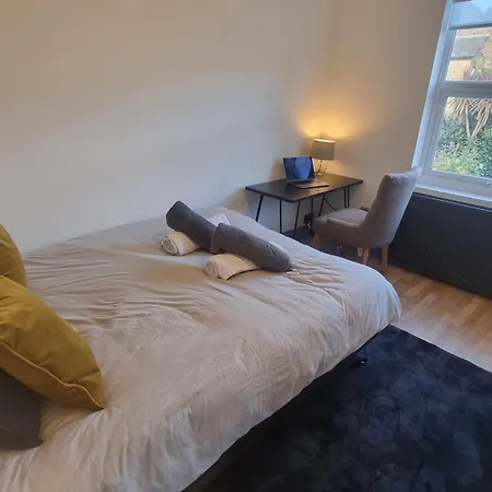 5 Bed With Cinema, F1 Racing Sim, 1 Gb Internet, Bbq, Garden, 20 Mins London, Parking, Ev Port, Metro 5 Mins Walk London