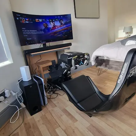 5 Bed With Cinema, F1 Racing Sim, 1 Gb Internet, Bbq, Garden, 20 Mins London, Parking, Ev Port, Metro 5 Mins Walk Apartment *