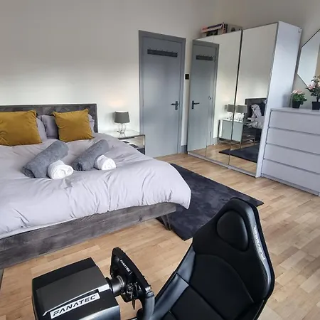 5 Bed With Cinema, F1 Racing Sim, 1 Gb Internet, Bbq, Garden, 20 Mins London, Parking, Ev Port, Metro 5 Mins Walk *