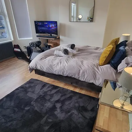 5 Bed With Cinema, F1 Racing Sim, 1 Gb Internet, Bbq, Garden, 20 Mins London, Parking, Ev Port, Metro 5 Mins Walk * London