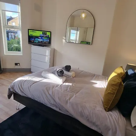 Apartment 5 Bed With Cinema, F1 Racing Sim, 1 Gb Internet, Bbq, Garden, 20 Mins London, Parking, Ev Port, Metro 5 Mins Walk *