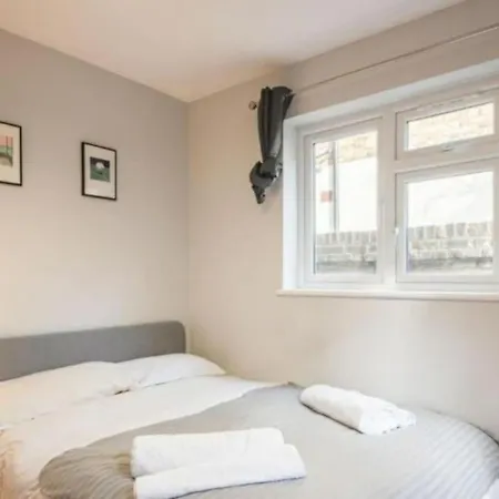 3 Bed Flat In Hammersmith Close To Underground London