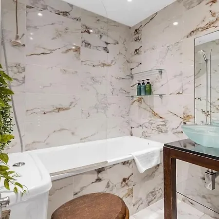 Apartment Elegant 2 Bedroom Flat In Prime *