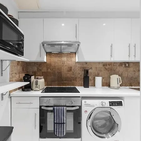 Elegant 2 Bedroom Flat In Prime Apartment London
