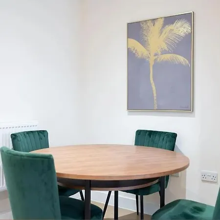 Capital Two Bedroom In Colindale *
