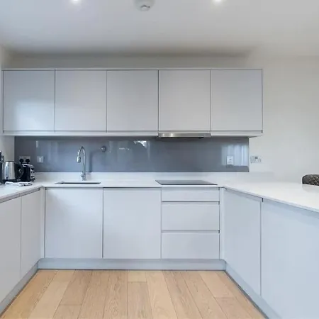 Capital Two Bedroom In Colindale Apartment
