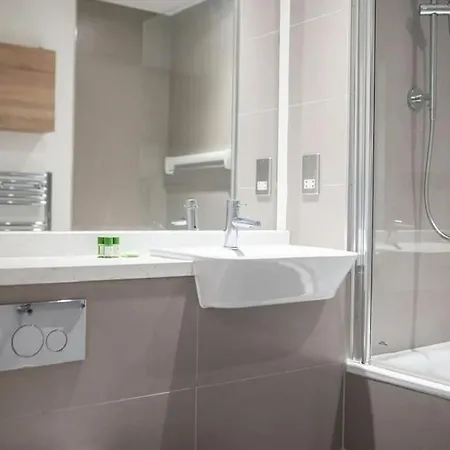 Capital Two Bedroom In Colindale *