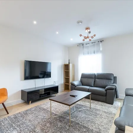 Capital Two Bedroom In Colindale Apartment *
