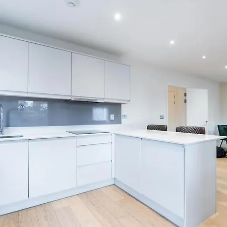 Capital Two Bedroom In Colindale *