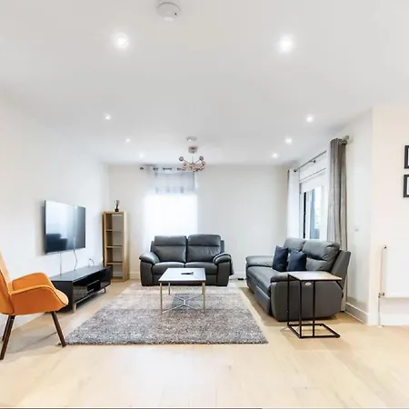 Capital Two Bedroom In Colindale Apartment