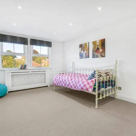 5-bed Family Retreat In Chiswick * London