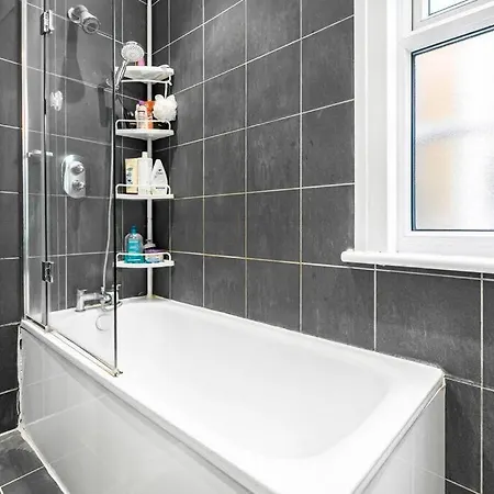5-bed Family Retreat In Chiswick Villa