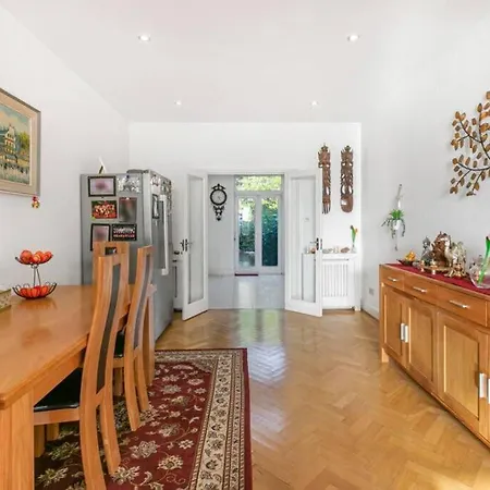 5-bed Family Retreat In Chiswick Villa *