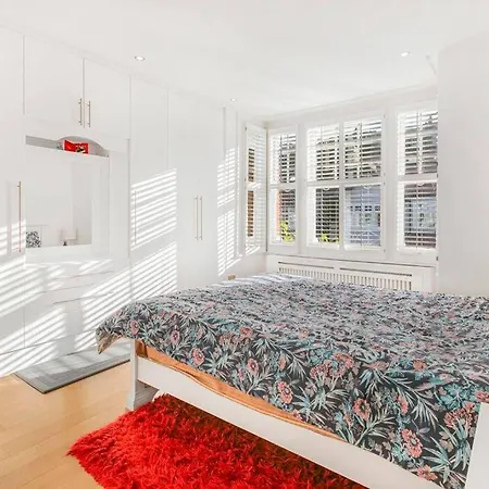 5-bed Family Retreat In Chiswick *