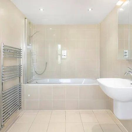 5-bed Family Retreat In Chiswick * London