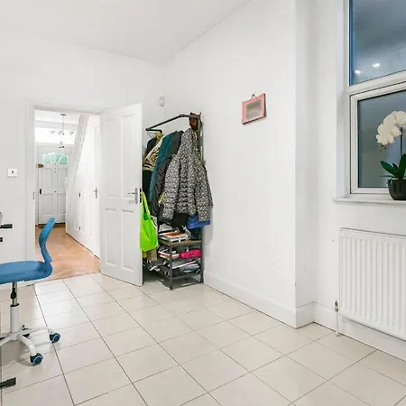 5-bed Family Retreat In Chiswick Villa London