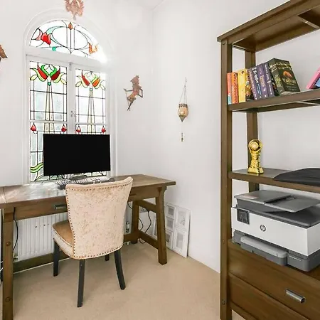 5-bed Family Retreat In Chiswick London