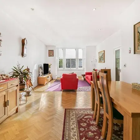 5-bed Family Retreat In Chiswick Villa London