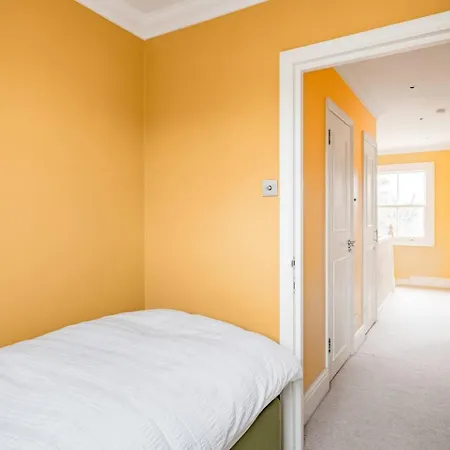 Vibrant With A Patio In Chelsea Apartment *