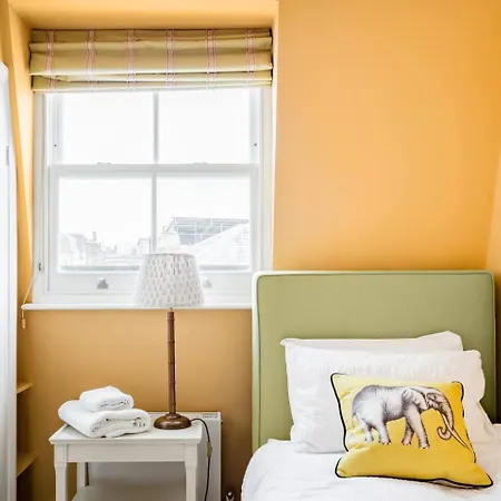 Apartment Vibrant With A Patio In Chelsea London