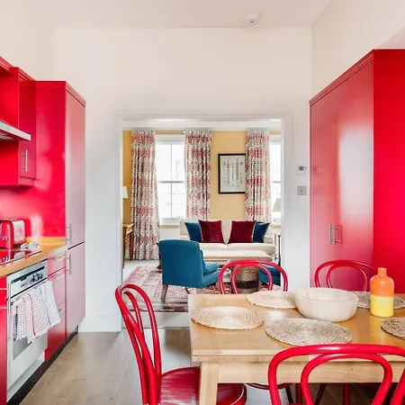 Vibrant With A Patio In Chelsea Apartment *