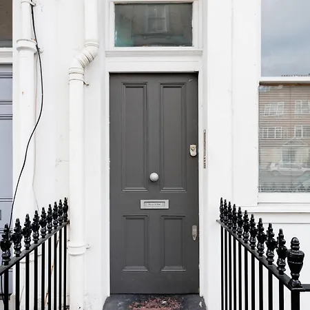 Apartment Vibrant With A Patio In Chelsea