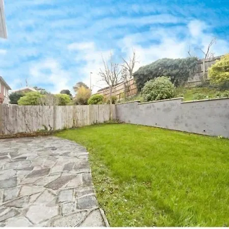 Spacious 5 Bedrooms Family Detached House In 23 Min To London Purley