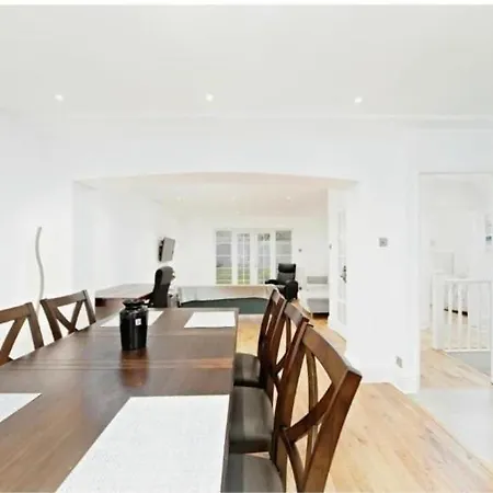 Chalet Spacious 5 Bedrooms Family Detached House In 23 Min To London